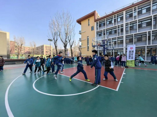 各地中小学改进体育教育：让年轻一代在运动中电竞竞猜官网强意志健身心(图1)